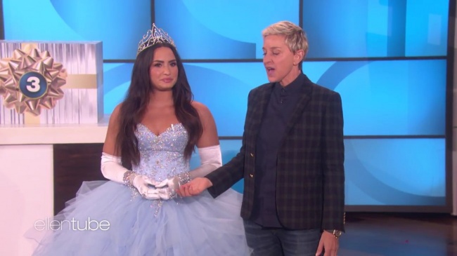 Ellen_Plays__What_s_in_the_Box__with_Guest_Model_Demi_Lovato_mp42223.jpg