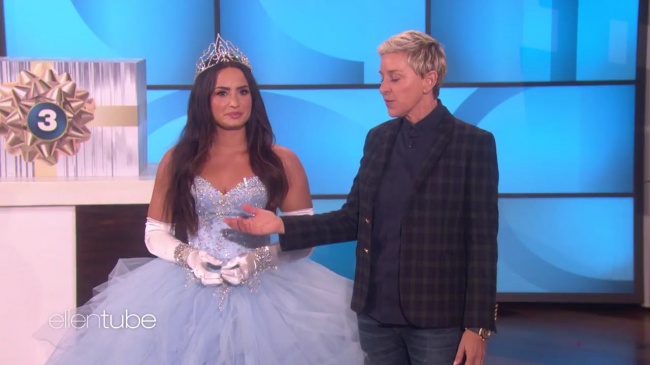 Ellen_Plays__What_s_in_the_Box__with_Guest_Model_Demi_Lovato_mp42255.jpg