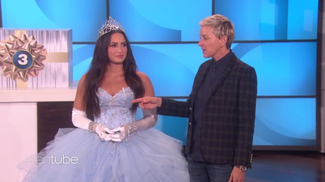 Ellen_Plays__What_s_in_the_Box__with_Guest_Model_Demi_Lovato_mp42287.jpg