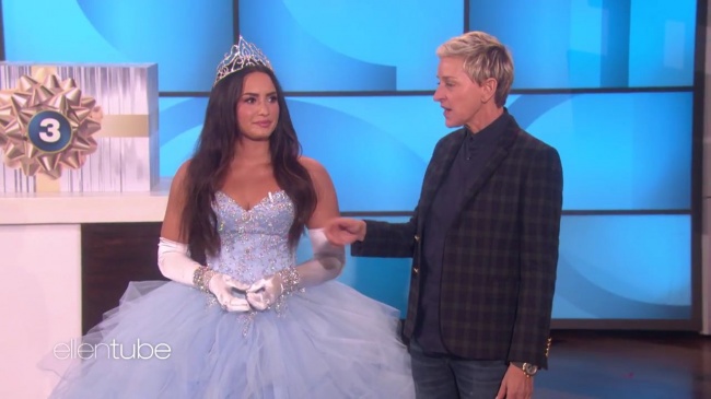 Ellen_Plays__What_s_in_the_Box__with_Guest_Model_Demi_Lovato_mp42294.jpg