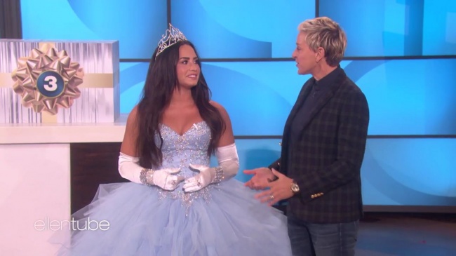 Ellen_Plays__What_s_in_the_Box__with_Guest_Model_Demi_Lovato_mp42486.jpg