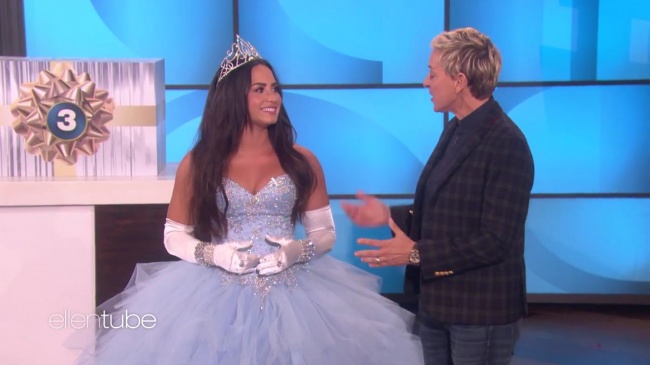 Ellen_Plays__What_s_in_the_Box__with_Guest_Model_Demi_Lovato_mp42503.jpg