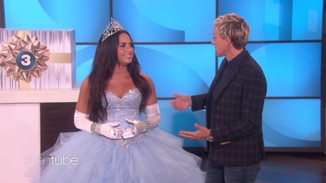 Ellen_Plays__What_s_in_the_Box__with_Guest_Model_Demi_Lovato_mp42550.jpg