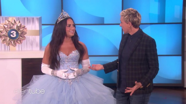 Ellen_Plays__What_s_in_the_Box__with_Guest_Model_Demi_Lovato_mp42567.jpg