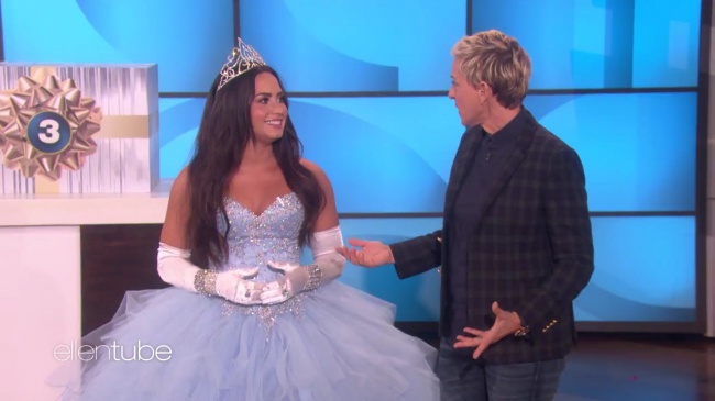 Ellen_Plays__What_s_in_the_Box__with_Guest_Model_Demi_Lovato_mp42574.jpg