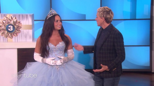Ellen_Plays__What_s_in_the_Box__with_Guest_Model_Demi_Lovato_mp42582.jpg
