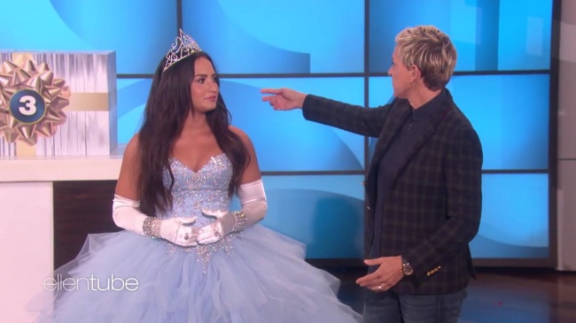 Ellen_Plays__What_s_in_the_Box__with_Guest_Model_Demi_Lovato_mp42631.jpg