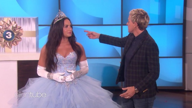 Ellen_Plays__What_s_in_the_Box__with_Guest_Model_Demi_Lovato_mp42639.jpg