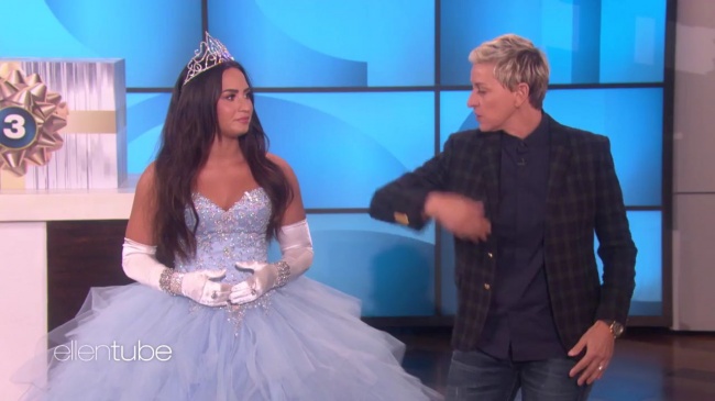Ellen_Plays__What_s_in_the_Box__with_Guest_Model_Demi_Lovato_mp42766.jpg