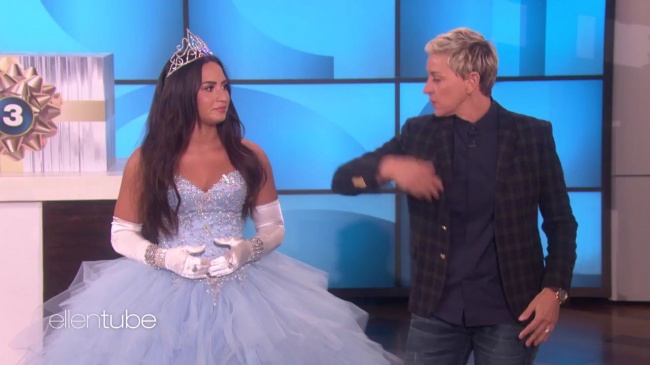Ellen_Plays__What_s_in_the_Box__with_Guest_Model_Demi_Lovato_mp42767.jpg