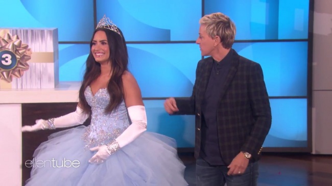 Ellen_Plays__What_s_in_the_Box__with_Guest_Model_Demi_Lovato_mp42838.jpg