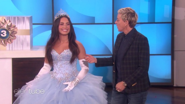 Ellen_Plays__What_s_in_the_Box__with_Guest_Model_Demi_Lovato_mp42870.jpg