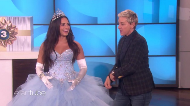 Ellen_Plays__What_s_in_the_Box__with_Guest_Model_Demi_Lovato_mp42887.jpg