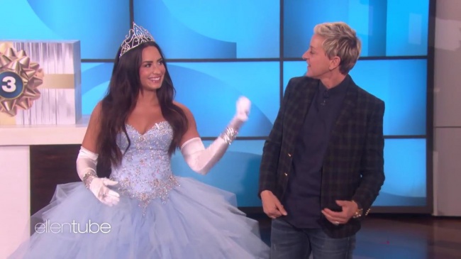 Ellen_Plays__What_s_in_the_Box__with_Guest_Model_Demi_Lovato_mp42934.jpg