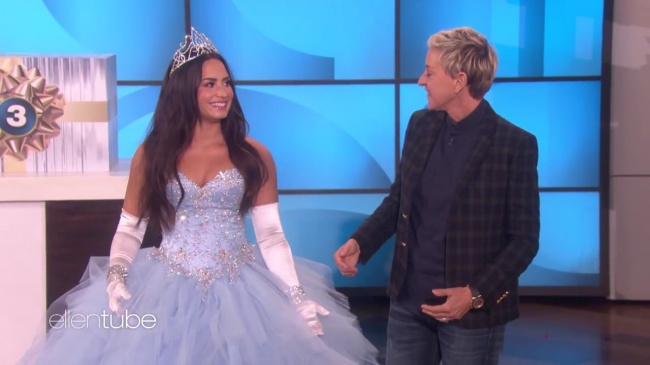 Ellen_Plays__What_s_in_the_Box__with_Guest_Model_Demi_Lovato_mp42958.jpg