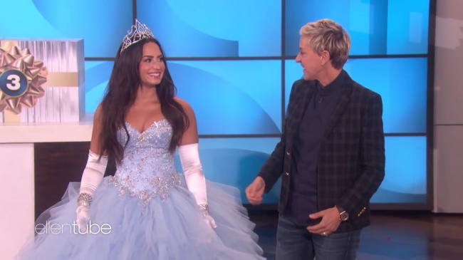Ellen_Plays__What_s_in_the_Box__with_Guest_Model_Demi_Lovato_mp42966.jpg