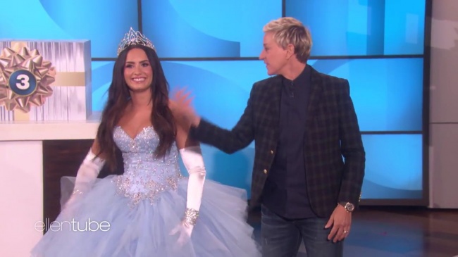 Ellen_Plays__What_s_in_the_Box__with_Guest_Model_Demi_Lovato_mp42998.jpg