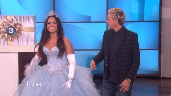 Ellen_Plays__What_s_in_the_Box__with_Guest_Model_Demi_Lovato_mp43015.jpg