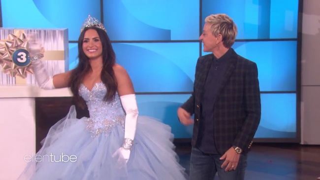 Ellen_Plays__What_s_in_the_Box__with_Guest_Model_Demi_Lovato_mp43022.jpg