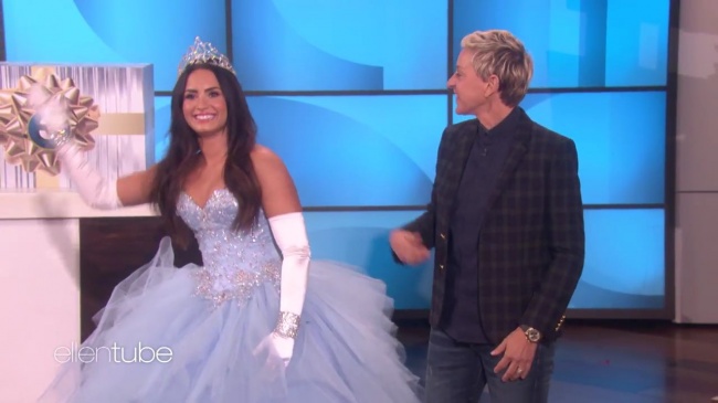 Ellen_Plays__What_s_in_the_Box__with_Guest_Model_Demi_Lovato_mp43023.jpg