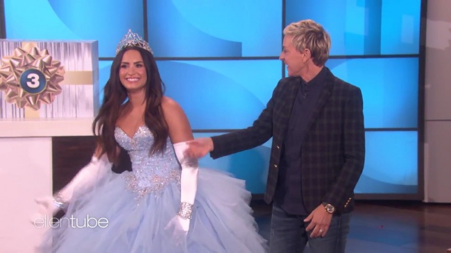 Ellen_Plays__What_s_in_the_Box__with_Guest_Model_Demi_Lovato_mp43030.jpg