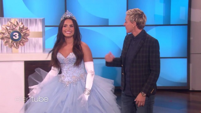 Ellen_Plays__What_s_in_the_Box__with_Guest_Model_Demi_Lovato_mp43055.jpg