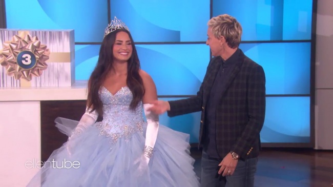 Ellen_Plays__What_s_in_the_Box__with_Guest_Model_Demi_Lovato_mp43062.jpg