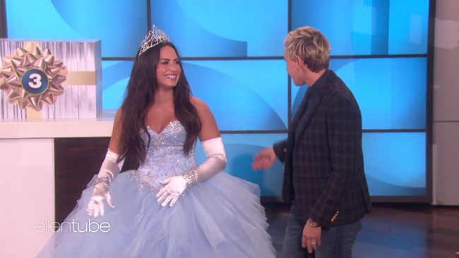 Ellen_Plays__What_s_in_the_Box__with_Guest_Model_Demi_Lovato_mp43119.jpg