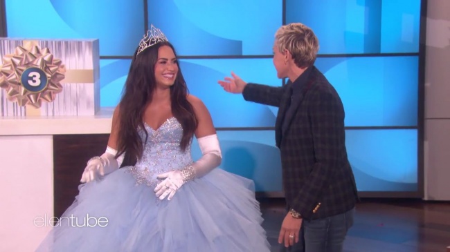 Ellen_Plays__What_s_in_the_Box__with_Guest_Model_Demi_Lovato_mp43126.jpg
