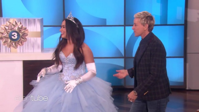 Ellen_Plays__What_s_in_the_Box__with_Guest_Model_Demi_Lovato_mp43150.jpg