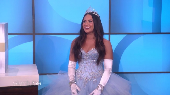 Ellen_Plays__What_s_in_the_Box__with_Guest_Model_Demi_Lovato_mp44406.jpg