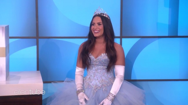 Ellen_Plays__What_s_in_the_Box__with_Guest_Model_Demi_Lovato_mp44407.jpg