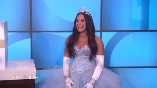 Ellen_Plays__What_s_in_the_Box__with_Guest_Model_Demi_Lovato_mp44414.jpg