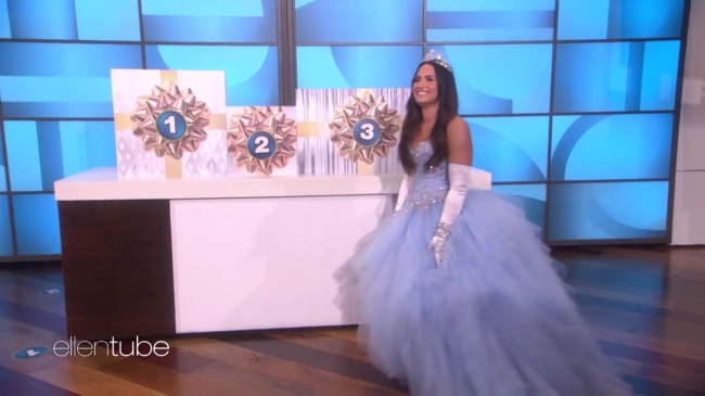 Ellen_Plays__What_s_in_the_Box__with_Guest_Model_Demi_Lovato_mp44694.jpg