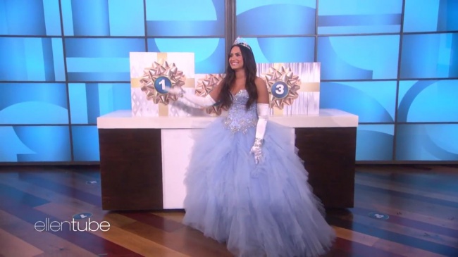 Ellen_Plays__What_s_in_the_Box__with_Guest_Model_Demi_Lovato_mp44751.jpg