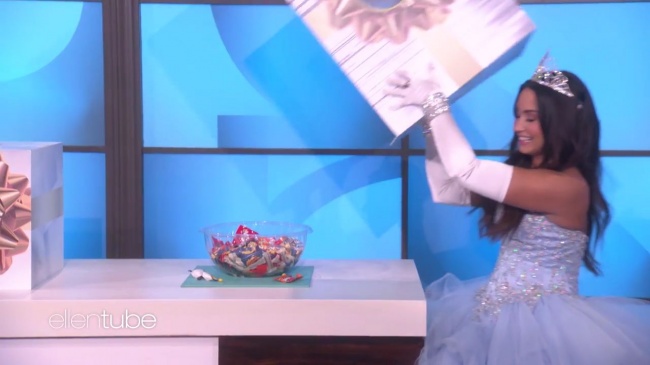 Ellen_Plays__What_s_in_the_Box__with_Guest_Model_Demi_Lovato_mp45830.jpg