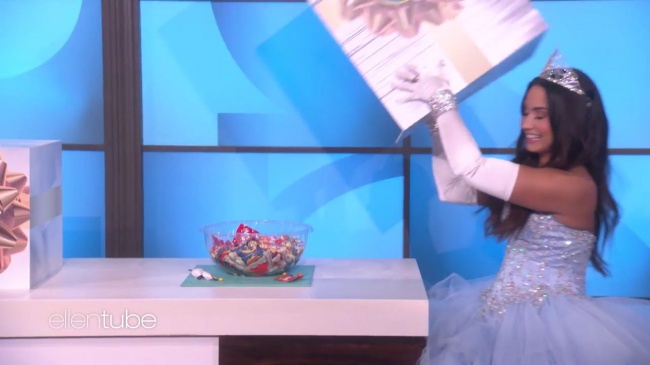Ellen_Plays__What_s_in_the_Box__with_Guest_Model_Demi_Lovato_mp45831.jpg