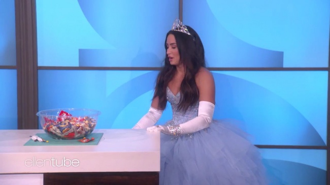 Ellen_Plays__What_s_in_the_Box__with_Guest_Model_Demi_Lovato_mp46470.jpg