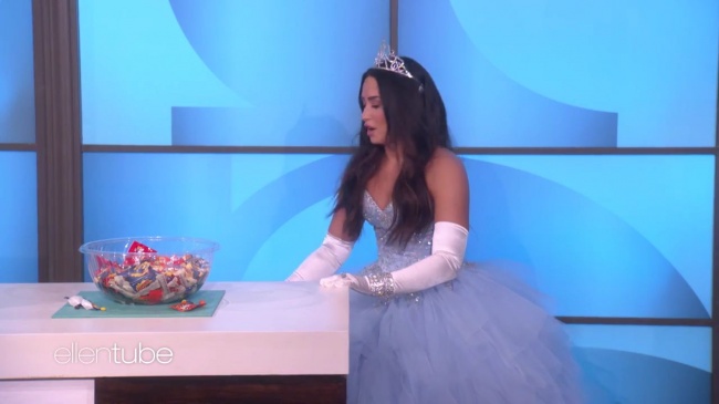 Ellen_Plays__What_s_in_the_Box__with_Guest_Model_Demi_Lovato_mp46471.jpg