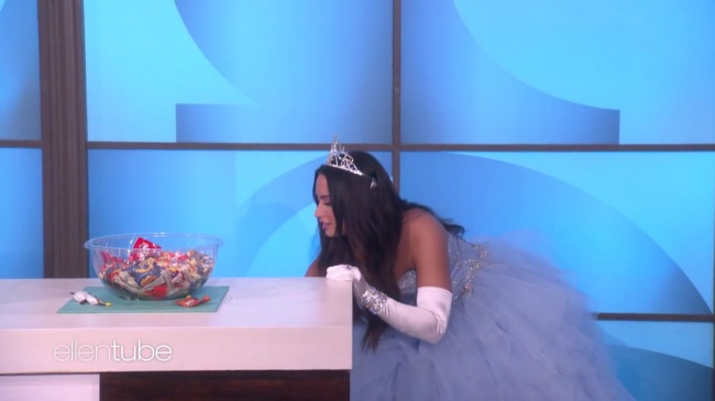 Ellen_Plays__What_s_in_the_Box__with_Guest_Model_Demi_Lovato_mp46510.jpg