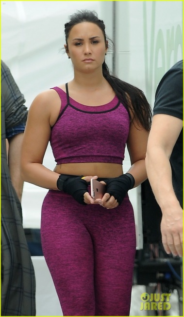 demi-lovato-shows-her-strength-fabletics-campaign-04.jpg