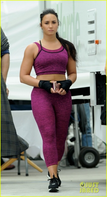 demi-lovato-shows-her-strength-fabletics-campaign-06.jpg