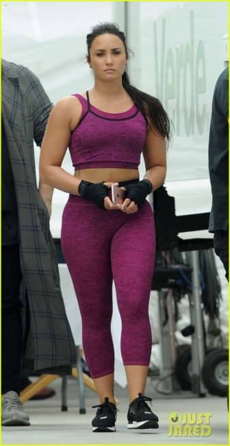 demi-lovato-shows-her-strength-fabletics-campaign-09.jpg