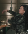 Brad_Paisley_-_Without_a_Fight_ft__Demi_Lovato5Bvia_torchbrowser_com5D_mp41273.png