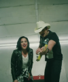 Brad_Paisley_-_Without_a_Fight_ft__Demi_Lovato5Bvia_torchbrowser_com5D_mp44296.png