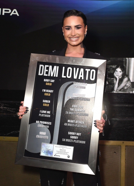 Demi_Lovato_Billboard_281729.jpg