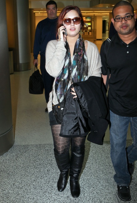 94597_Demi_Lovato_MiamiAirportDec102011_J0001_009_122_100lo.jpg