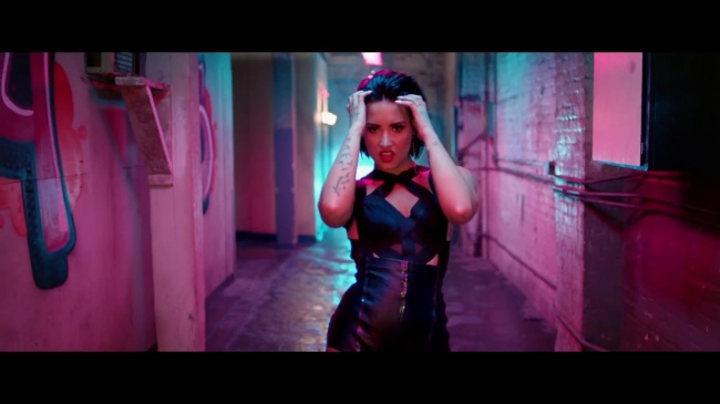 Demi_Lovato_-_Cool_for_the_Summer_28Official_Video29_mp40901.jpg