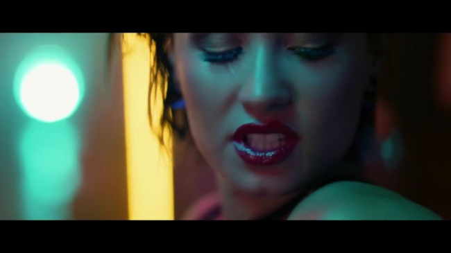 Demi_Lovato_-_Cool_for_the_Summer_28Official_Video29_mp42998.jpg
