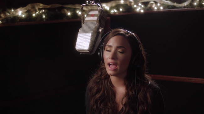 Demi_Lovato_-_Silent_Night_28Honda_Civic_Tour_Holiday_Special29_mp40510.png